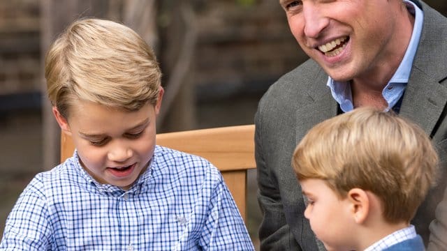 Prinz George (l) bestaunt sein Geschenk. Prinz George (l) bestaunt sein Geschenk.