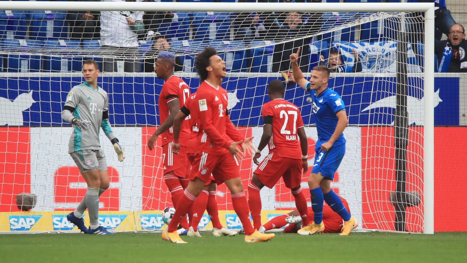Hoffenheims Kaderabek (r.) jubelt, die Bayern sind verzweifelt.