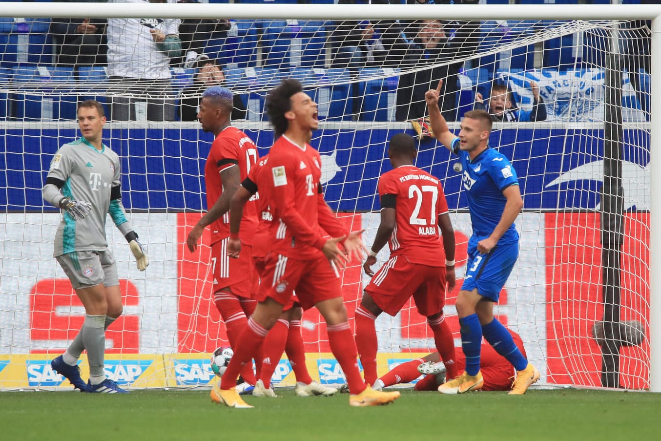 Hoffenheims Kaderabek (r.) jubelt, die Bayern sind verzweifelt.