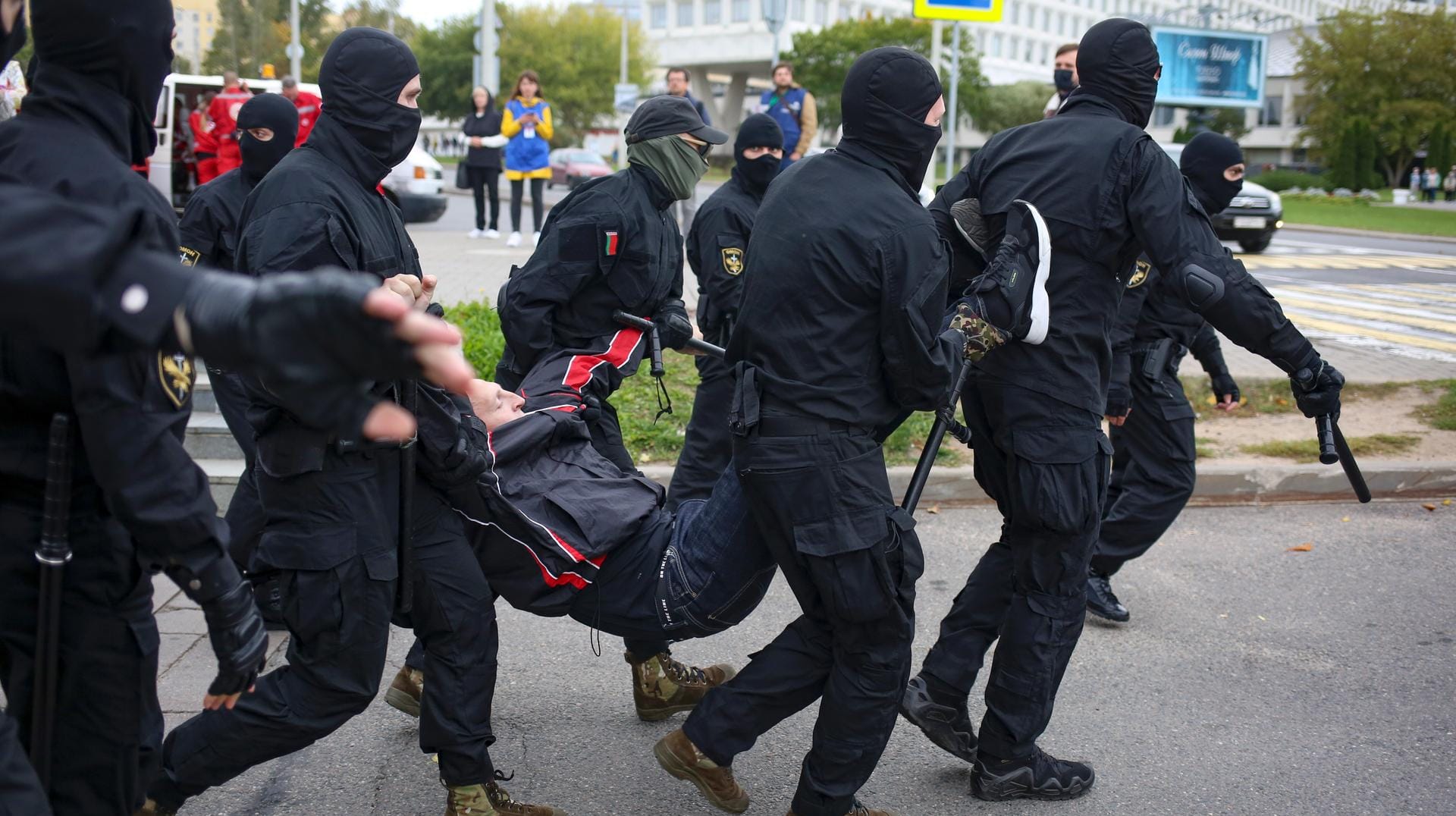 Polizisten nehmen einen Mann in Minsk fest: Trotz eines Großaufgebots an Militär und Miliz gab es neue Proteste gegen Machthaber Lukaschenko.