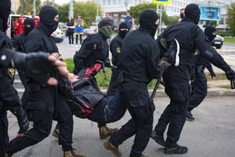 Polizisten nehmen einen Mann in Minsk fest: Trotz eines Großaufgebots an Militär und Miliz gab es neue Proteste gegen Machthaber Lukaschenko.