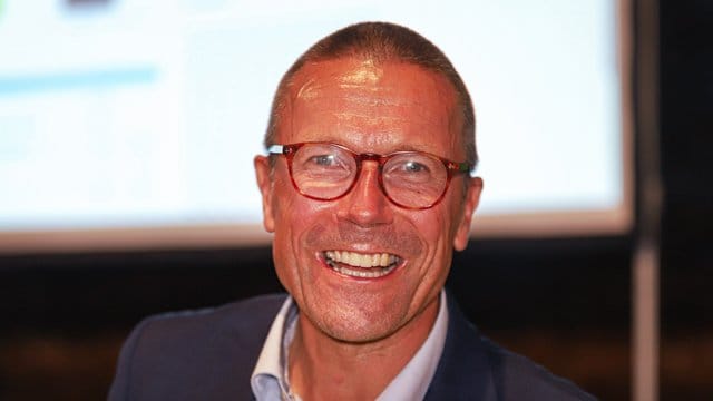Uwe Schneidewind (Grüne) freut sich in Wuppertal