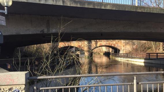 Die Streubenbrücke in der Nürnberger Altstadt: Hier haben sich Freitagnacht knapp 100 Jugendliche geprügelt.