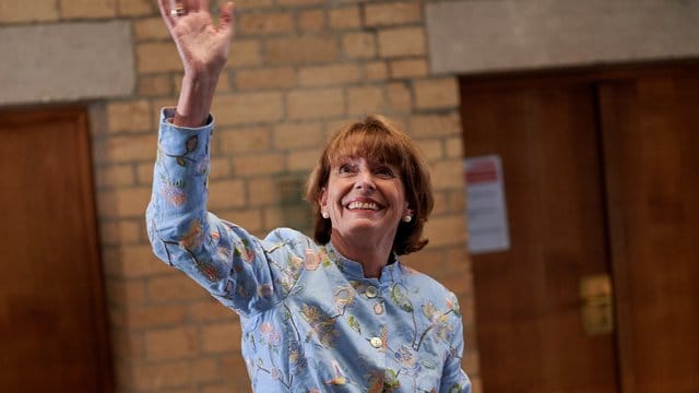 Henriette Reker, Oberbürgermeisterin von Köln (parteilos), winkt Henriette Reker, Oberbürgermeisterin von Köln (parteilos), winkt