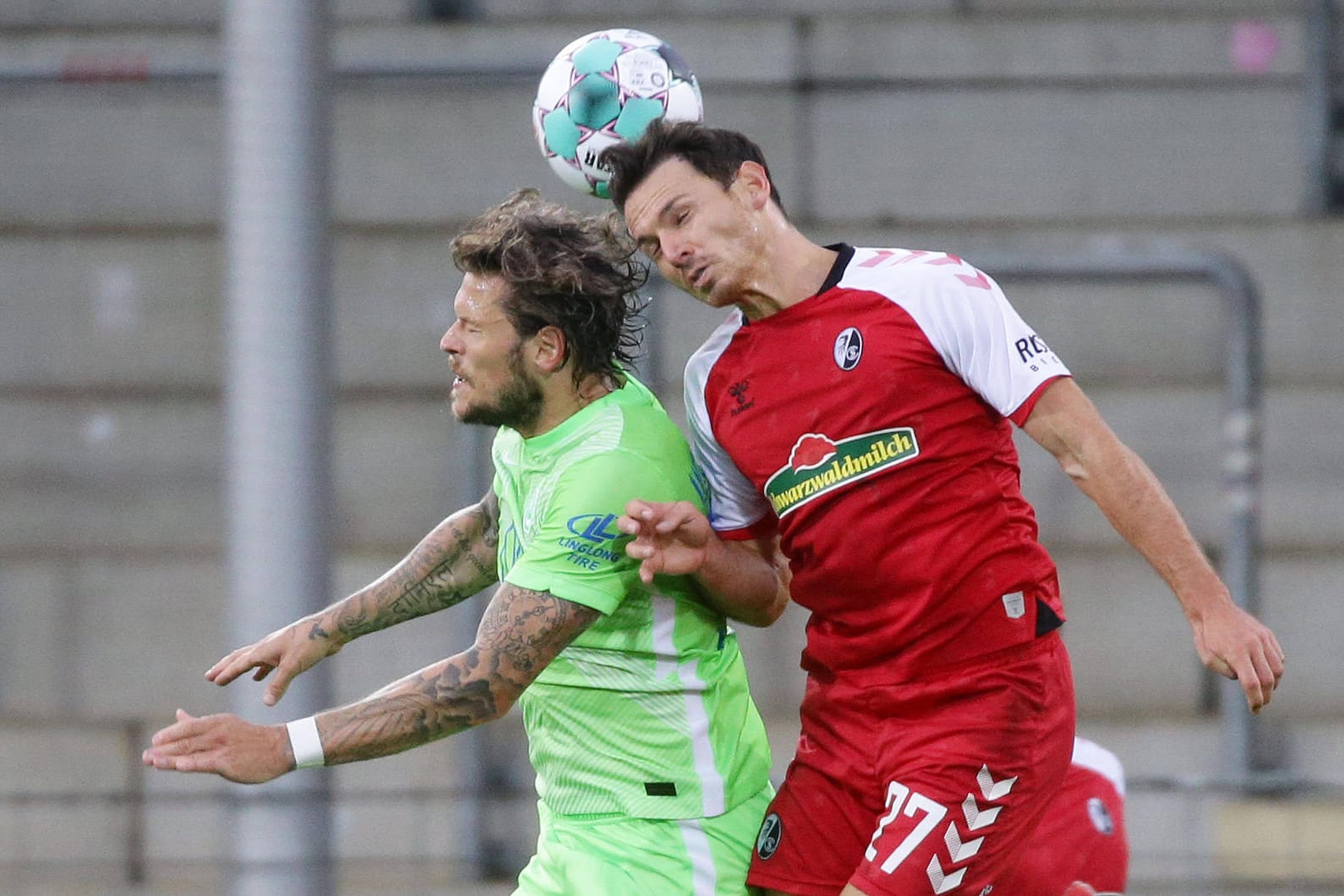 Daniel Ginczek im Luftzweikampf mit Nicolas Höfler (v.l.): Die umkämpfte Partie in Freiburg hat keinen Sieger gefunden.
