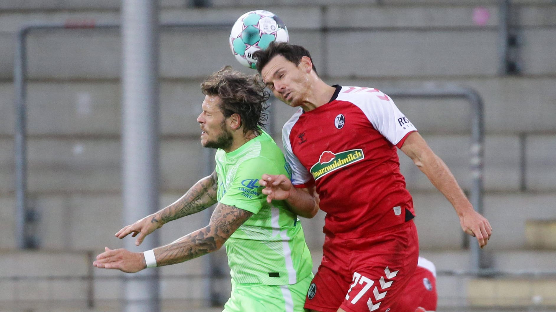 Daniel Ginczek im Luftzweikampf mit Nicolas Höfler (v.l.): Die umkämpfte Partie in Freiburg hat keinen Sieger gefunden. Daniel Ginczek im Luftzweikampf mit Nicolas Höfler (v.l.): Die umkämpfte Partie in Freiburg hat keinen Sieger gefunden.