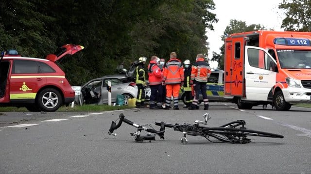 Der zerbrochene Rahmen eines Rennrads liegt an der Unfallstelle in Lienen. Der zerbrochene Rahmen eines Rennrads liegt an der Unfallstelle in Lienen.