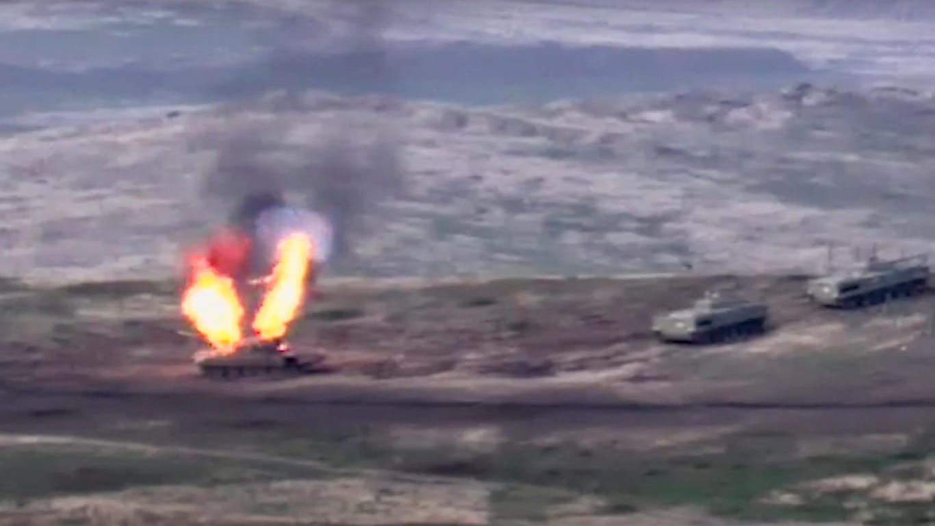 Das Standbild aus dem vom armenischen Verteidigungsministerium veröffentlichten Filmmaterial zeigt nach Angaben des Ministeriums, wie armenische Streitkräfte einen aserbaidschanischen Panzer an der Kontaktlinie der selbsternannten Republik Berg-Karabach, Aserbaidschan, zerstören.