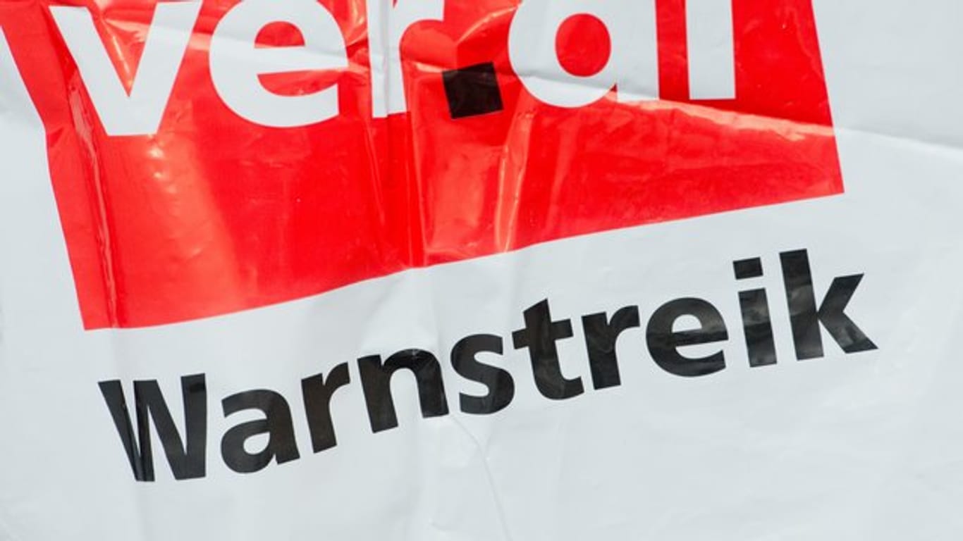 Streikweste mit der Aufschrift "Warnstreik" und dem Verdi-Logo (Symbolbild): In München wird im öffentlichen Dienst gestreikt.