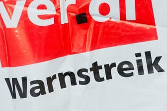 Streikweste mit der Aufschrift "Warnstreik" und dem Verdi-Logo (Symbolbild): In München wird im öffentlichen Dienst gestreikt.