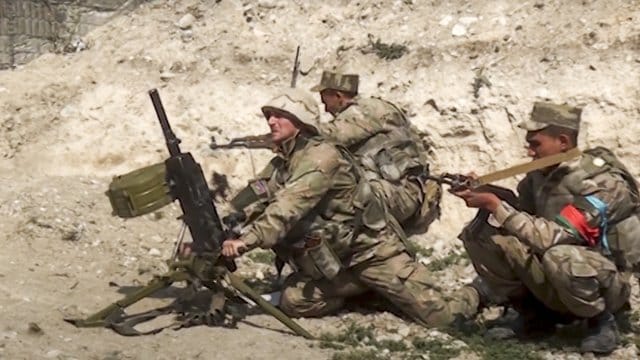 Ein Bild des aserbaidschanischen Verteidigungsministerium zeigt aserbaidschanische Soldaten, die aus einem Mörser auf die Kontaktlinie der selbst ernannten Republik Bergkarabach schießen. Ein Bild des aserbaidschanischen Verteidigungsministerium zeigt aserbaidschanische Soldaten, die aus einem Mörser auf die Kontaktlinie der selbst ernannten Republik Bergkarabach schießen.