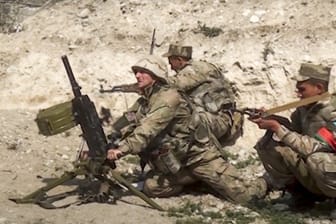 Ein Bild des aserbaidschanischen Verteidigungsministerium zeigt aserbaidschanische Soldaten, die aus einem Mörser auf die Kontaktlinie der selbst ernannten Republik Bergkarabach schießen.