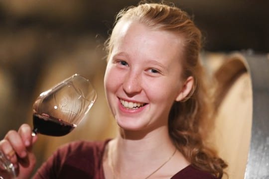 Julia Kiebler ist angehende Winzerin auf dem Weingut Bernhart.