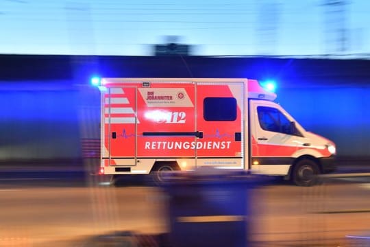 Rettungswagen mit Blaulicht: In Köln wurde ein 16-Jähriger bei einem Unfall von der Straßenbahn mitgeschleift.