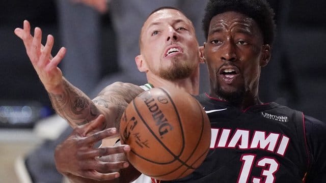 Daniel Theis (hinten) von den Boston Celtics in Aktion gegen Bam Adebayo von Miami Heat. Daniel Theis (hinten) von den Boston Celtics in Aktion gegen Bam Adebayo von Miami Heat.