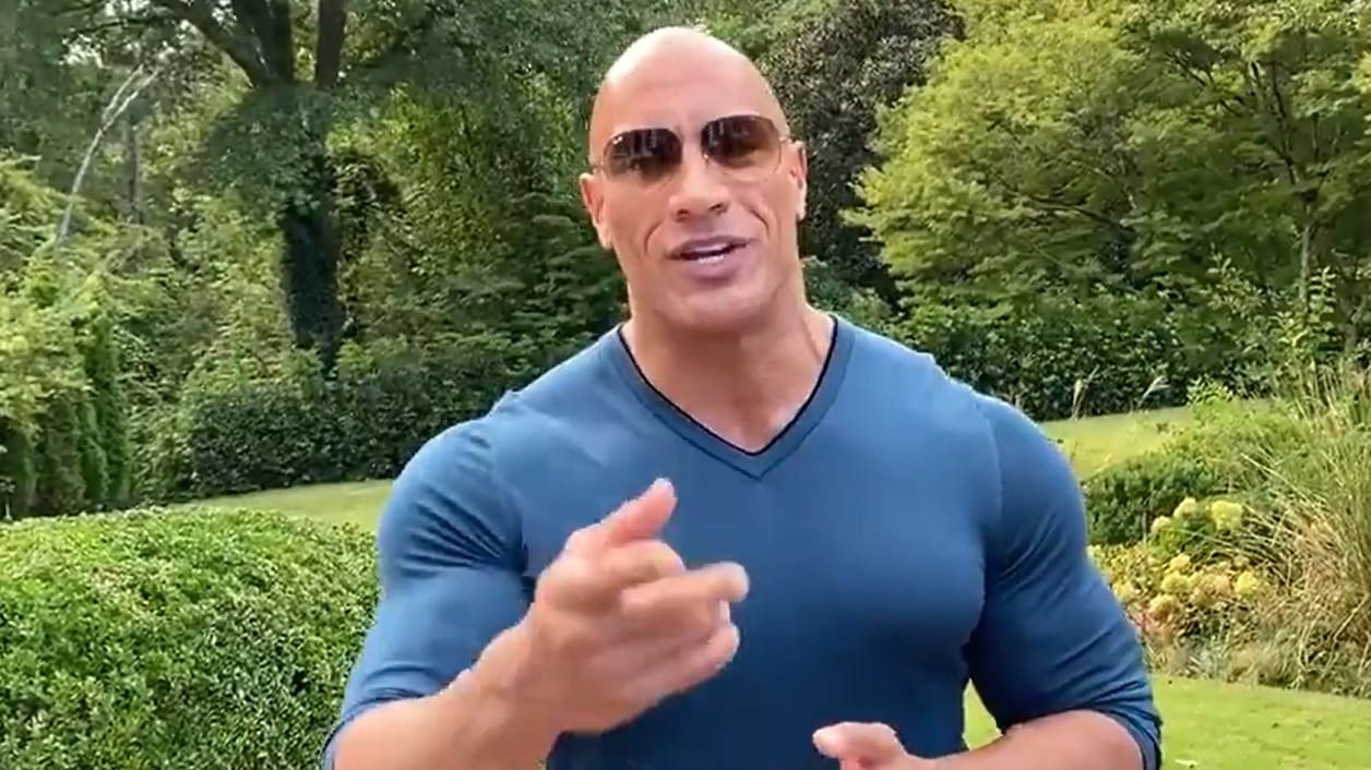 Der Action-Filmstar Dwayne "The Rock" Johnson im Twitter-Video: Er empfiehlt Joe Biden als künftigen US-Präsidenten.