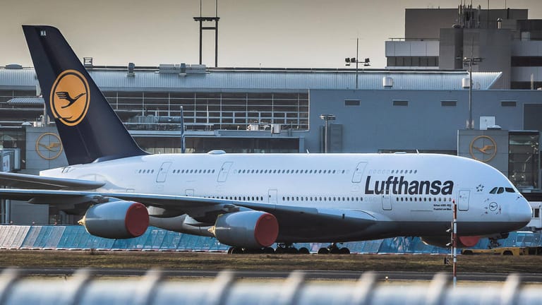 Ein geparkter A380-Jet auf dem Frankfurter Flughafen (Symbolbild): Wegen der Corona-Pandemie bleiben zahlreiche Flugzeuge am Boden, viele werden dauerhaft ausgemustert.