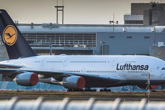 Ein geparkter A380-Jet auf dem Frankfurter Flughafen (Symbolbild): Wegen der Corona-Pandemie bleiben zahlreiche Flugzeuge am Boden, viele werden dauerhaft ausgemustert.