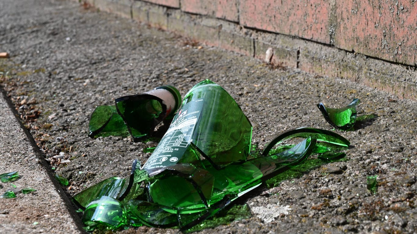 Eine zerbrochene Bierflasche liegt auf dem Boden (Symbolbild): In der Düsseldorfer Altstadt wurde ein 28-Jähriger schwer mit einer Glasflasche verletzt.