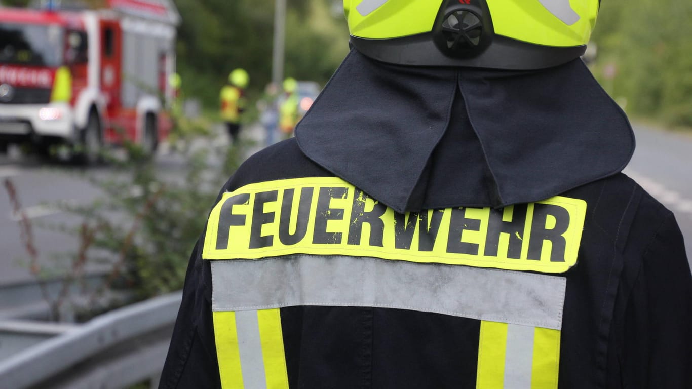 Auf einer Jacke steht "Feuerwehr": Auf der A4 kurz vor Erfurt hat ein Lastwagen gebrannt.