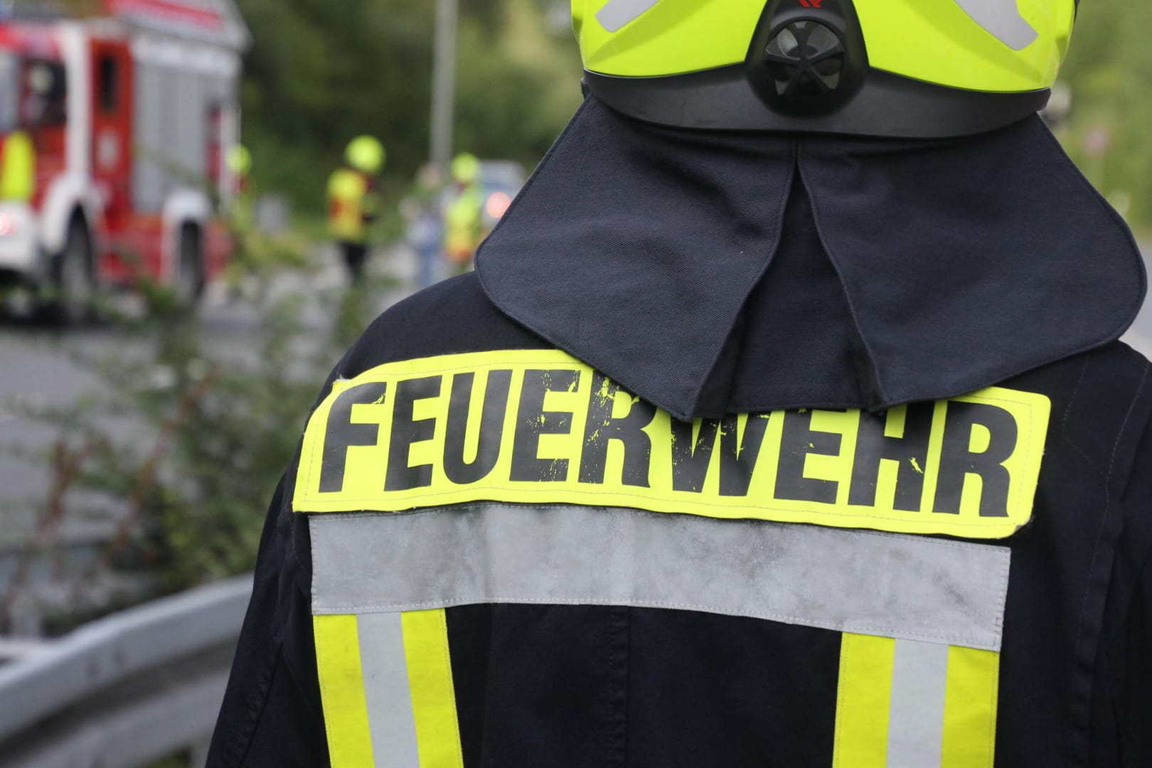 Auf einer Jacke steht "Feuerwehr": Auf der A4 kurz vor Erfurt hat ein Lastwagen gebrannt.