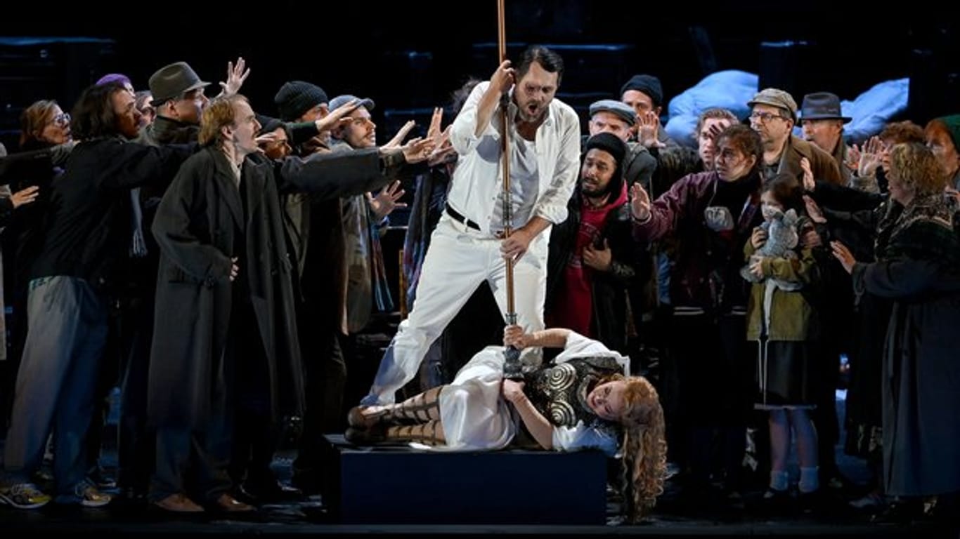Nina Stemme (als Brünnhilde) und John Lundgren (als Wotan) in der Oper "Die Walküre" von Richard Wagner.