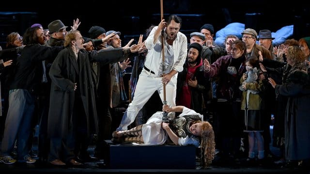 Nina Stemme (als Brünnhilde) und John Lundgren (als Wotan) in der Oper "Die Walküre" von Richard Wagner. Nina Stemme (als Brünnhilde) und John Lundgren (als Wotan) in der Oper "Die Walküre" von Richard Wagner.