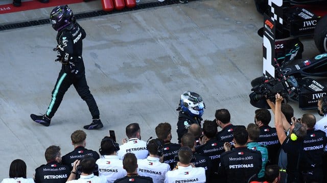 Lewis Hamilton (l) unterstellt der Formel-1-Justiz Willkür.