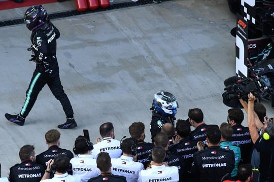 Lewis Hamilton (l) unterstellt der Formel-1-Justiz Willkür.