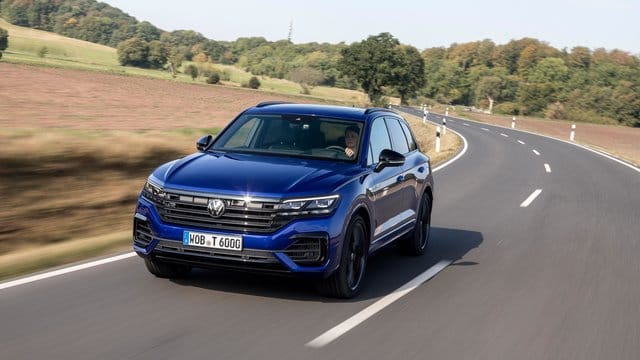 VW Touareg R: Dieses Modell hat ein dominanteres Auftreten, die Technik ist laut VW aber identisch zum Touareg E-Hybrid. VW Touareg R: Dieses Modell hat ein dominanteres Auftreten, die Technik ist laut VW aber identisch zum Touareg E-Hybrid.