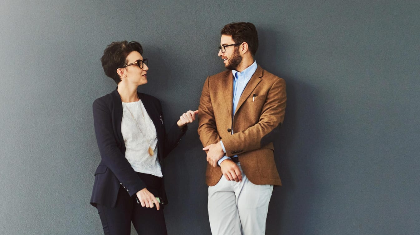 Eine Frau und ein Mann unterhalten sich (Symbolbild): Bei den Gehaltsvorstellungen klafft eine große Lücke zwischen den Geschlechtern.