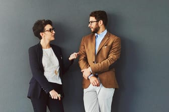 Eine Frau und ein Mann unterhalten sich (Symbolbild): Bei den Gehaltsvorstellungen klafft eine große Lücke zwischen den Geschlechtern.