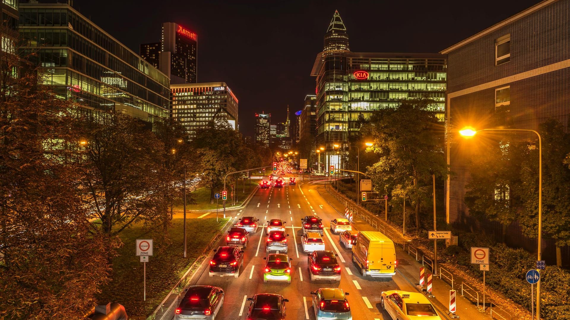 Feierabendverkehr auf der Hauptverkehrsader Theodor-Heuss-Allee: Laut einem Entwurf des Luftreinhalteplans für Frankfurt könnte für Dieselfahrer bald ein Fahrverbot gelten. Feierabendverkehr auf der Hauptverkehrsader Theodor-Heuss-Allee: Laut einem Entwurf des Luftreinhalteplans für Frankfurt könnte für Dieselfahrer bald ein Fahrverbot gelten.