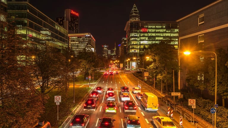 Feierabendverkehr auf der Hauptverkehrsader Theodor-Heuss-Allee: Laut einem Entwurf des Luftreinhalteplans für Frankfurt könnte für Dieselfahrer bald ein Fahrverbot gelten.