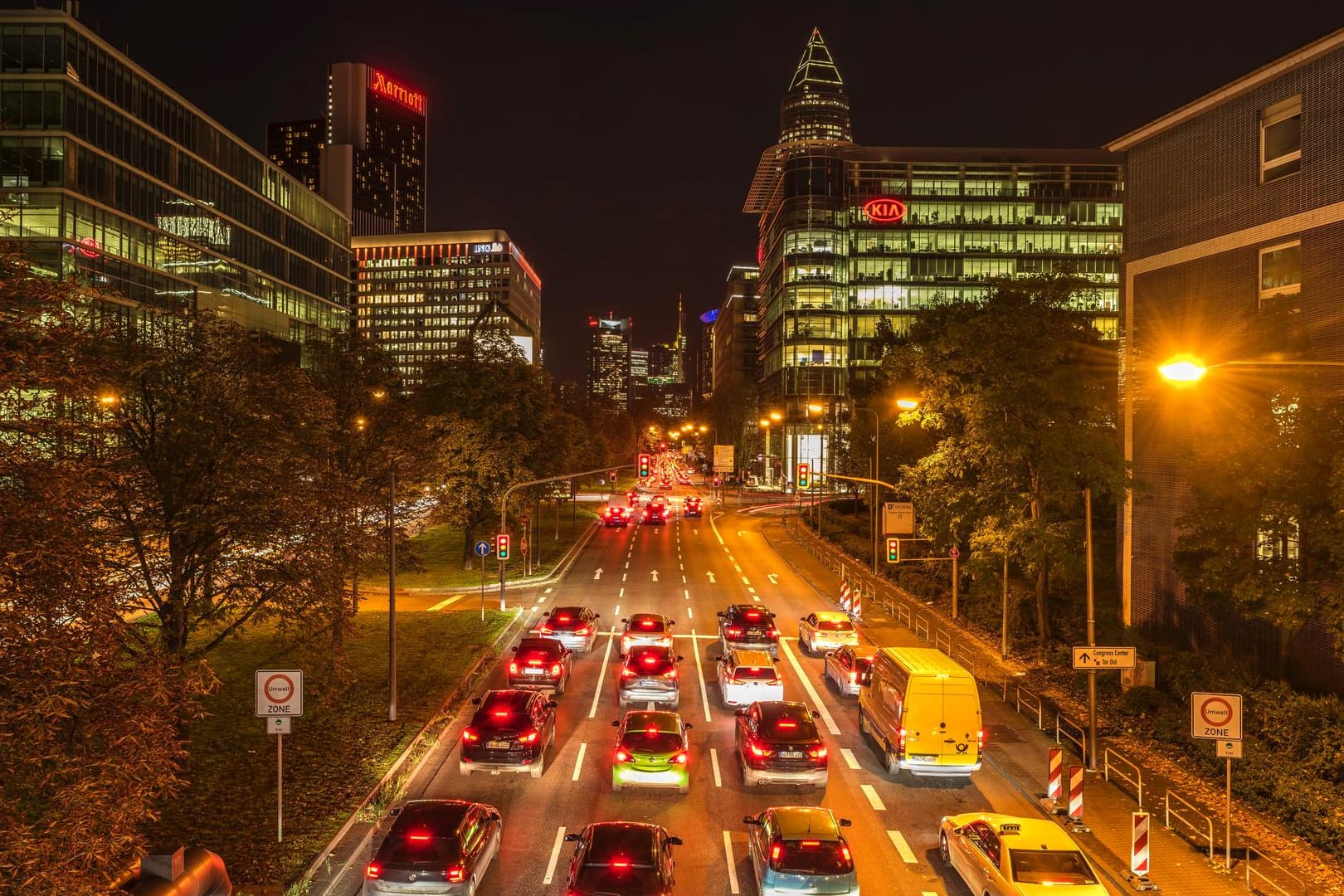 Feierabendverkehr auf der Hauptverkehrsader Theodor-Heuss-Allee: Laut einem Entwurf des Luftreinhalteplans für Frankfurt könnte für Dieselfahrer bald ein Fahrverbot gelten.