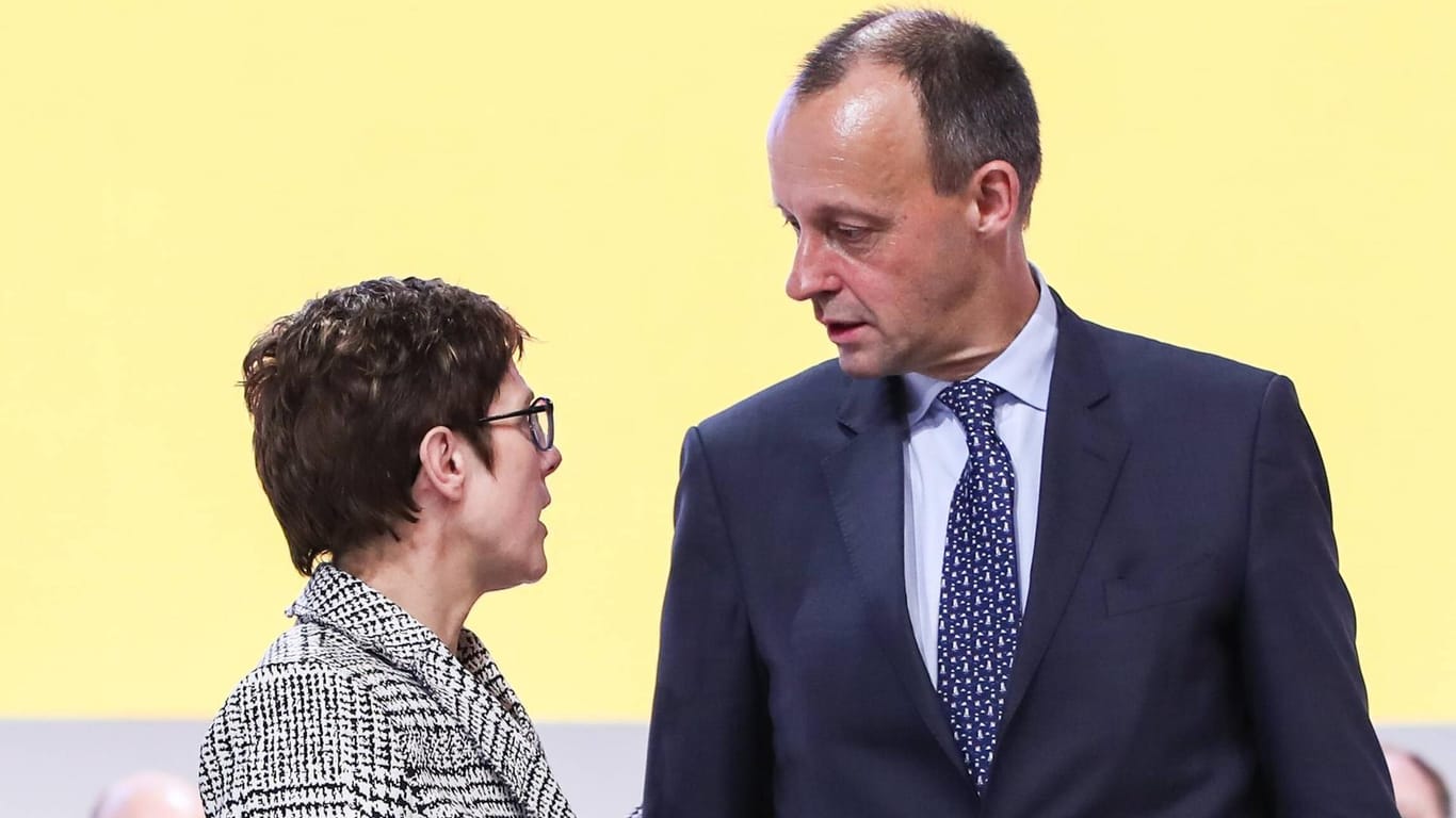 Kramp-Karrenbauer und Merz: Die Noch-CDU-Chefin will den Übergang zu ihrem Nachfolger organisieren. Sie könne jetzt damit anfangen, findet Kolumnist Gerhard Spörl.