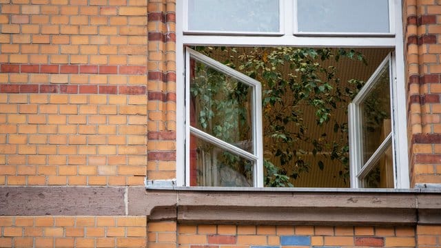 Offenes Fenster: Zum Schutz vor einer Corona-Ansteckung wird empfohlen, auch in den kalten Monaten nicht auf regelmäßige Frischluft zu verzichten.