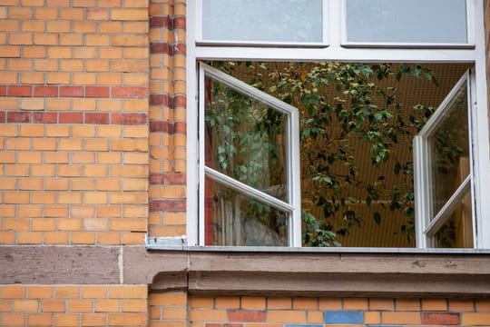 Offenes Fenster: Zum Schutz vor einer Corona-Ansteckung wird empfohlen, auch in den kalten Monaten nicht auf regelmäßige Frischluft zu verzichten.