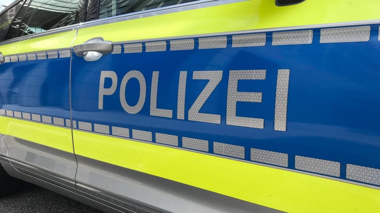 Ein Einsatzwagen der Polizei (Symbolbild): In Wolfsburg und der Region führt sich die Serie der Klebstoff-Attacken gegen Pkw fort.