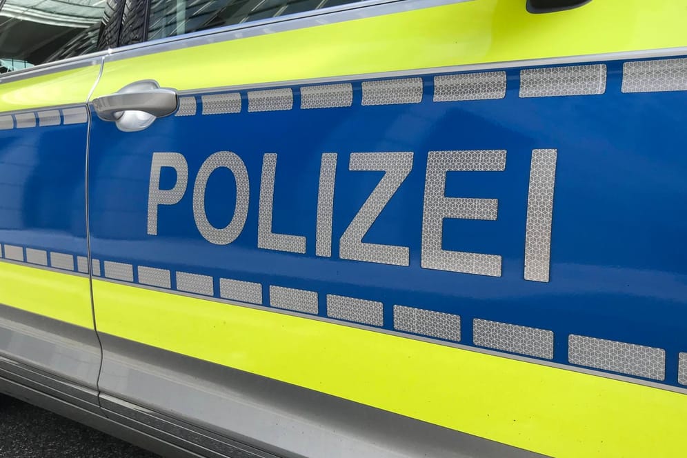 Ein Einsatzwagen der Polizei (Symbolbild): In Wolfsburg und der Region führt sich die Serie der Klebstoff-Attacken gegen Pkw fort.