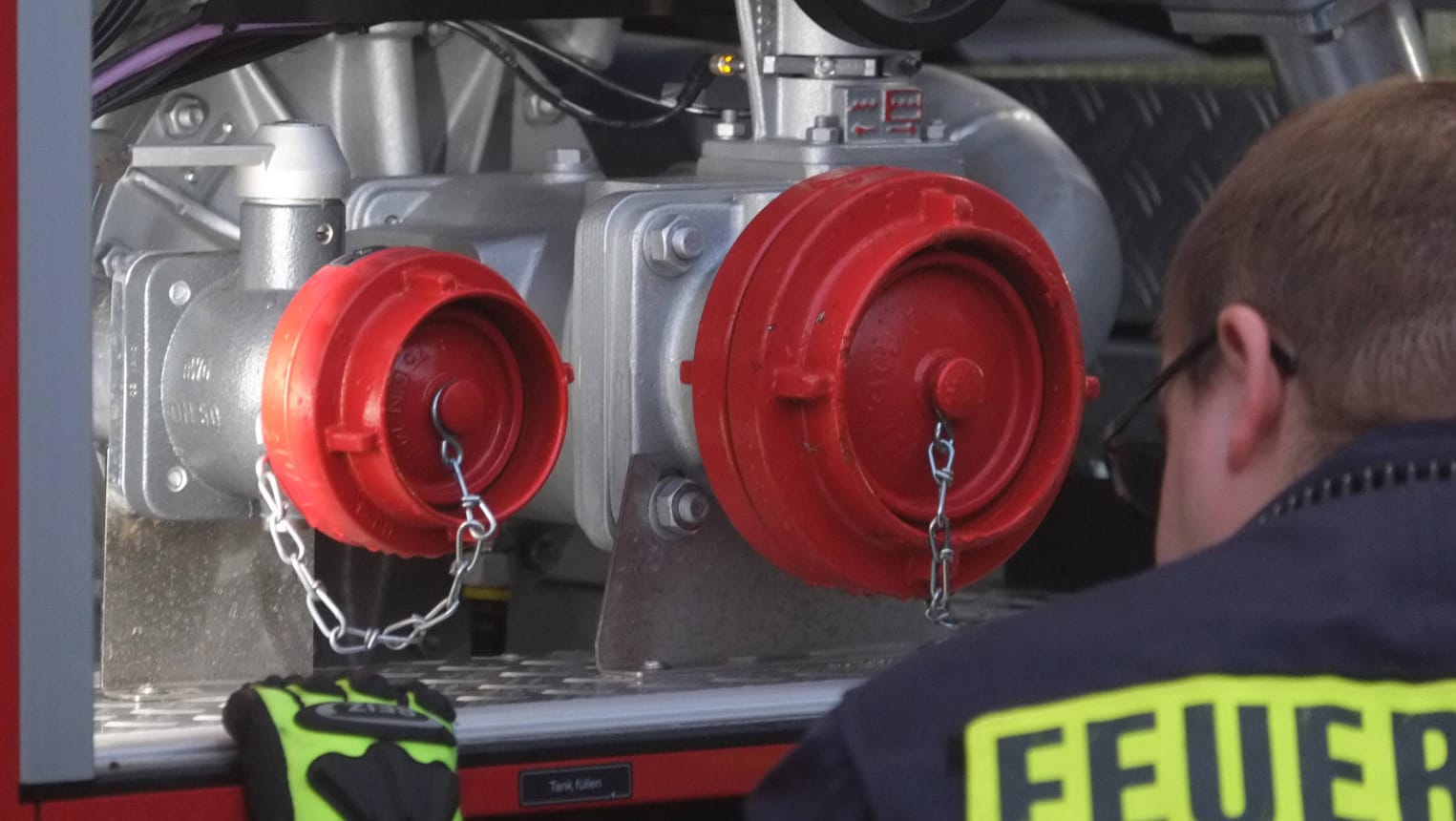 Feuerwehrmann am Wagen (Symbolbild): In der Nürnberger Innenstadt hat es einen Brand gegeben. Feuerwehrmann am Wagen (Symbolbild): In der Nürnberger Innenstadt hat es einen Brand gegeben.