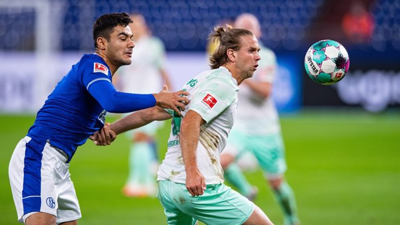 Schalkes Ozan Kabak (l) in Aktion gegen Niclas Füllkrug von Werder Bremen.