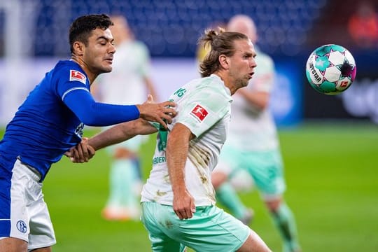 Schalkes Ozan Kabak (l) in Aktion gegen Niclas Füllkrug von Werder Bremen.