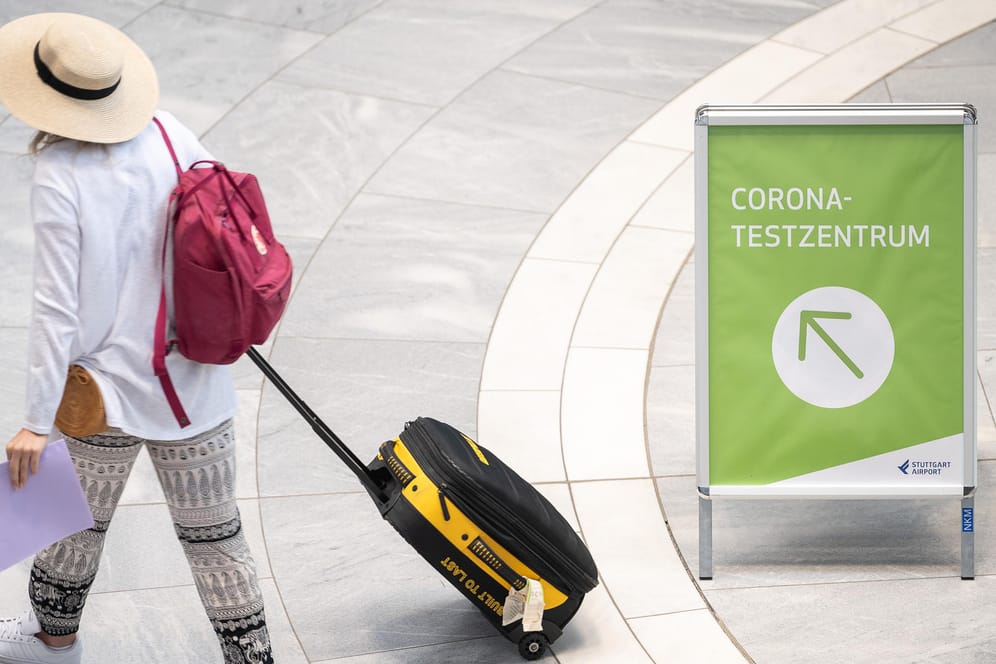 Eine Urlauberin am Flughafen Stuttgart (Symbolbild): Für Einreisende aus Risikogebieten sind Quarantäne und Corona-Test Pflicht.