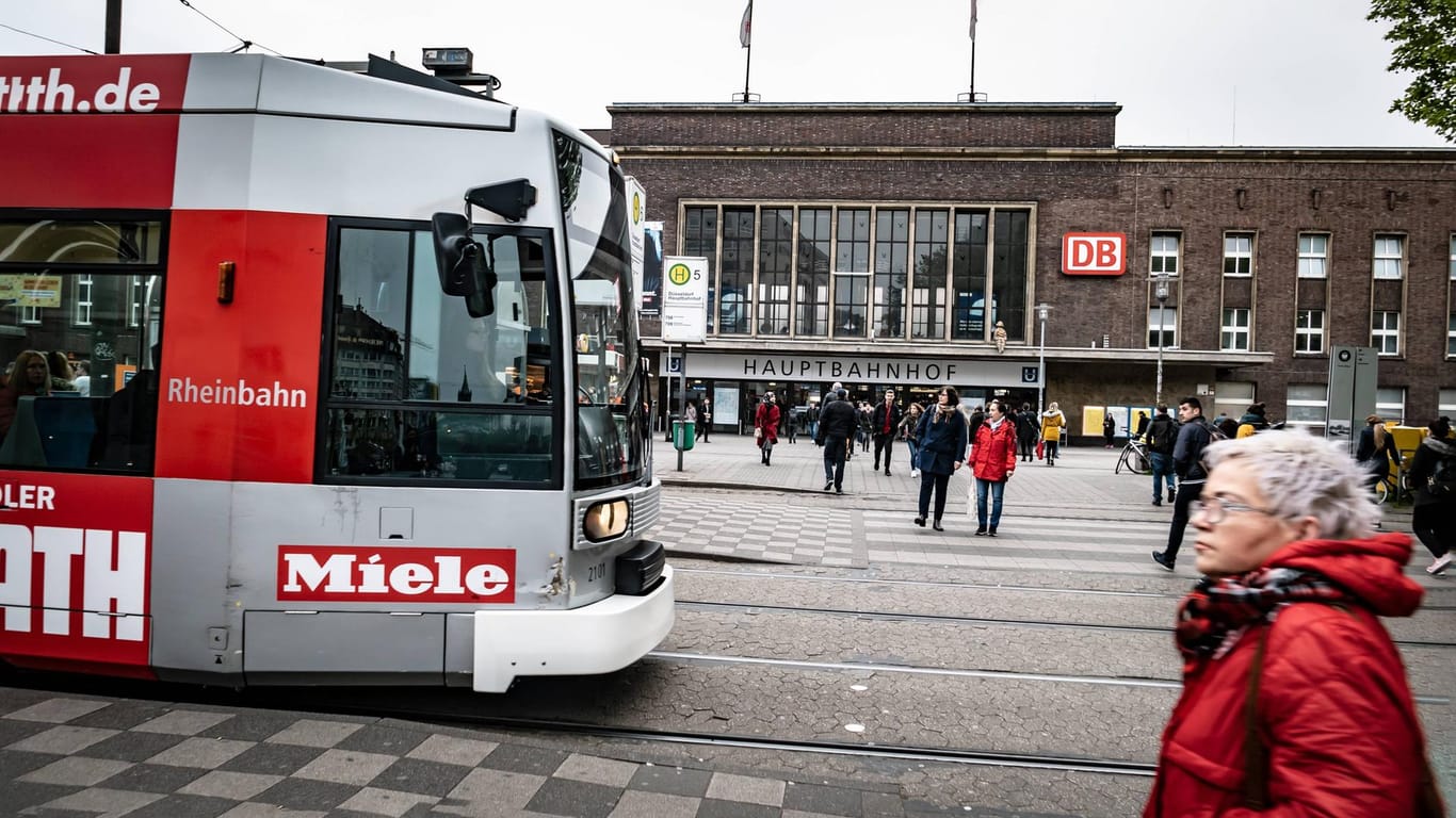 Eine Straßenbahn fährt am Düsseldorfer Hauptbahnhof vorbei: Am Dienstag wird die Rheinbahn bestreikt.