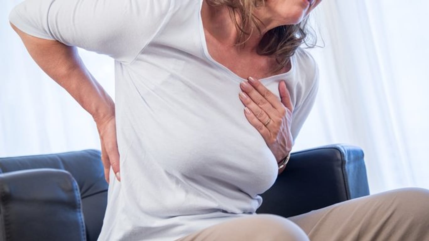 Auch Rückenschmerzen können ein Anzeichen für einen Herzinfarkt sein. Bei Verdacht sollte in jedem Fall schnell gehandelt werden.