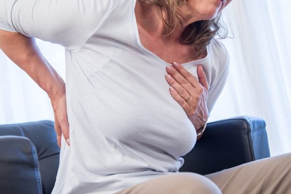 Auch Rückenschmerzen können ein Anzeichen für einen Herzinfarkt sein. Bei Verdacht sollte in jedem Fall schnell gehandelt werden.