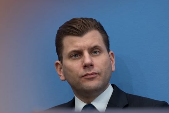 Der Vorstand der AfD-Bundestagsfraktion hat ihrem früheren Sprecher Christian Lüth fristlos gekündigt.