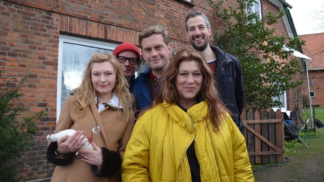 Johanna Christine Gehlen (l-r), Regisseur Matthias Steurer, Sebastian Bezzel, Eva Mattes und Autor Georg Lippert zu Beginn der Dreharbeiten der Serie "Da is' ja nix".