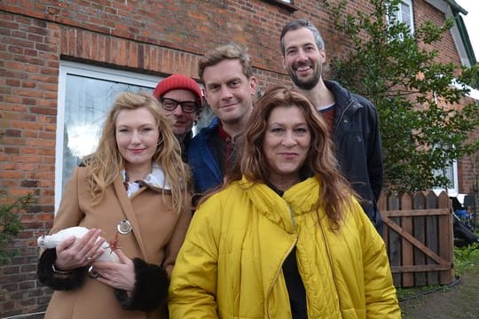 Johanna Christine Gehlen (l-r), Regisseur Matthias Steurer, Sebastian Bezzel, Eva Mattes und Autor Georg Lippert zu Beginn der Dreharbeiten der Serie "Da is' ja nix".